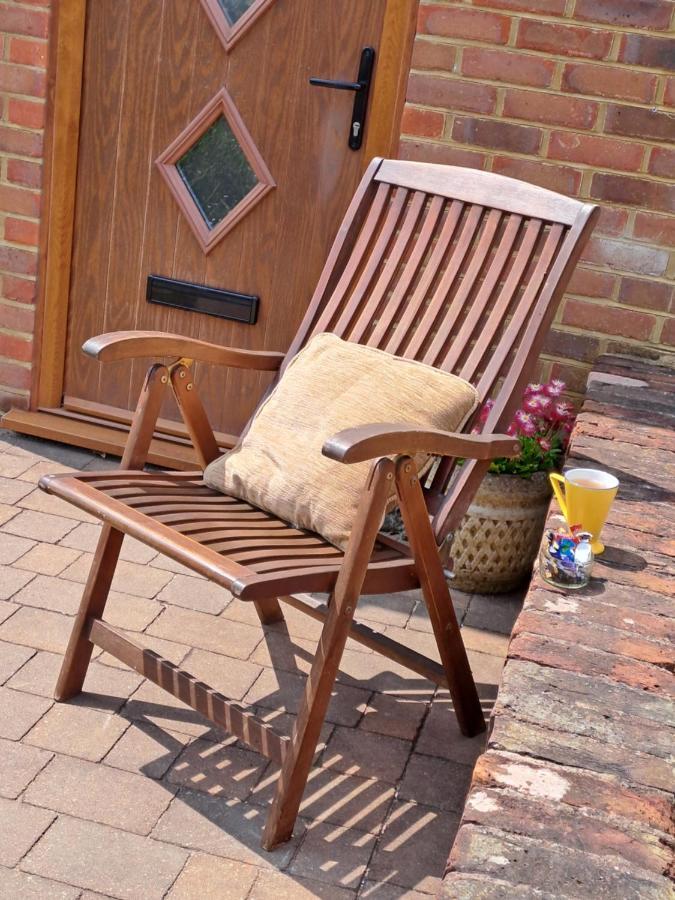 Quiet Comfortable Patcham Studio Free Parking Hallway Shared With Host Apartment Brighton Bagian luar foto